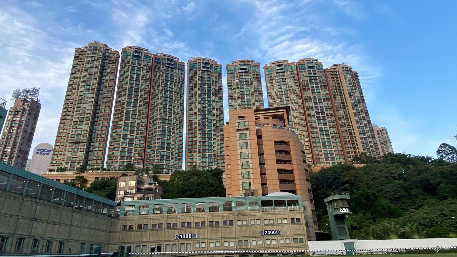 近期市場屢錄大額租務成交，最新有跑馬地禮頓山馬場景套三房，專才客以7.6萬連車位承租。