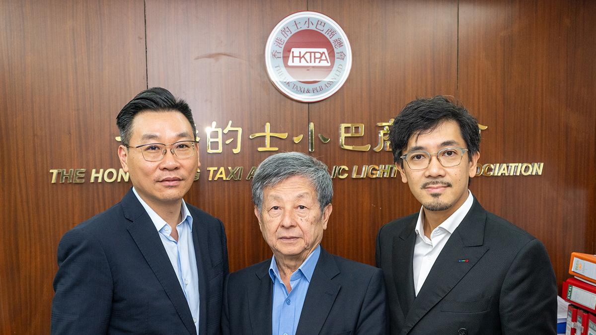 香港的士小巴商總會近月換屆，新上任的理事會表示歡迎政府擬規管網約車平台；圖左起為袁漢鈞、陳洲和張秉江。(陳奕釗攝)