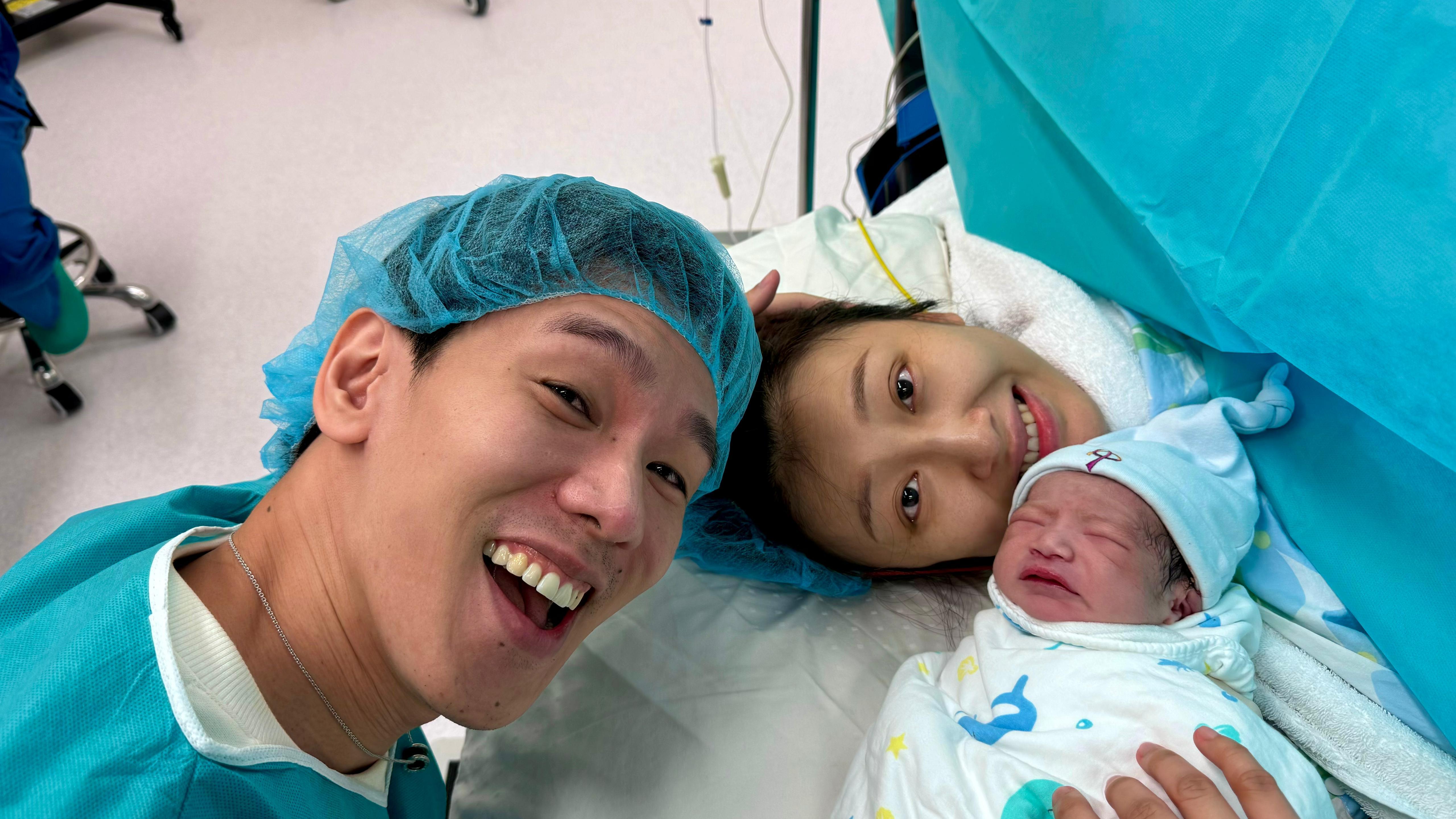 林奕匡BB出世親手剪臍帶 太太臨生發燒要緊急開刀