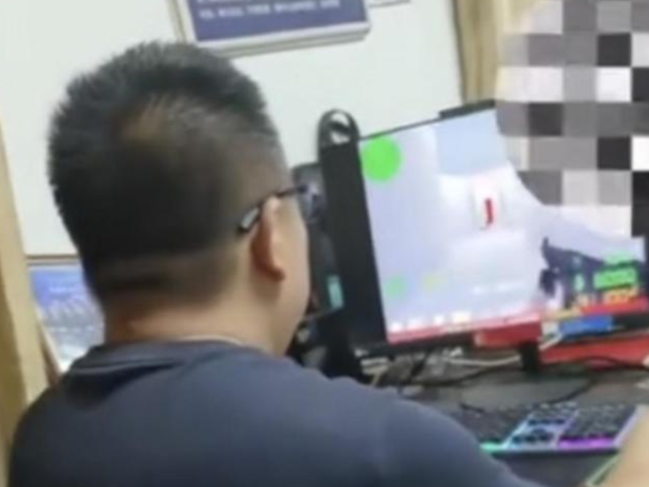 陝西咸陽一名交警大隊工作人員，上班時間用電腦玩槍戰遊戲Counter Strike