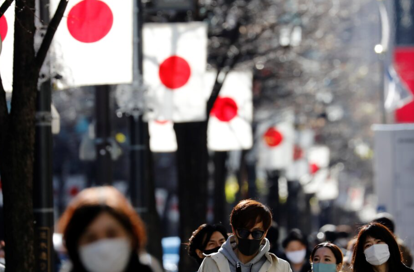 日本政府一項調查顯示，感染新冠病毒出現後遺症的人士（俗稱「長新冠」），經常請假的比率較高。 （路透社資料圖片）