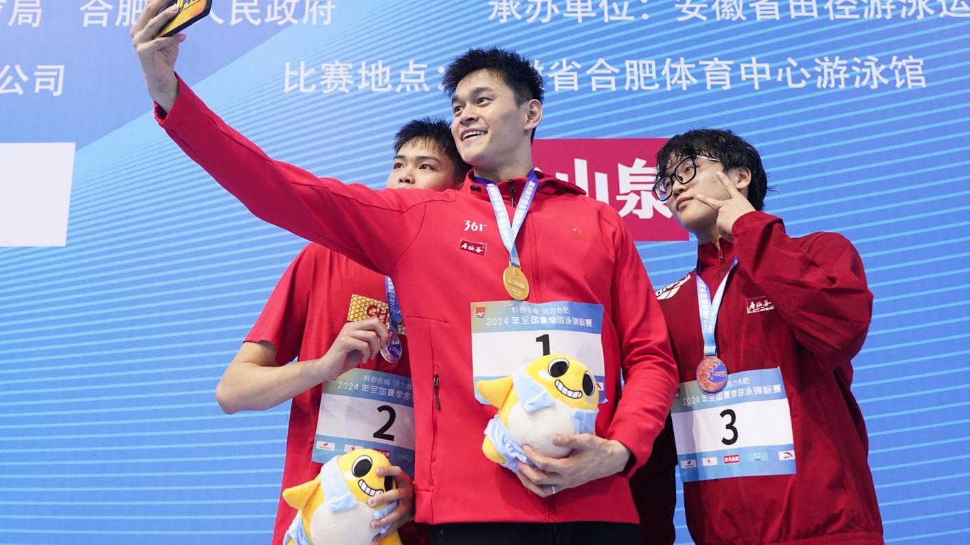 孫楊在全國夏季游泳錦標賽男子400米自由泳決賽奪冠後，與亞軍及季軍選手自拍。(新華社圖片)