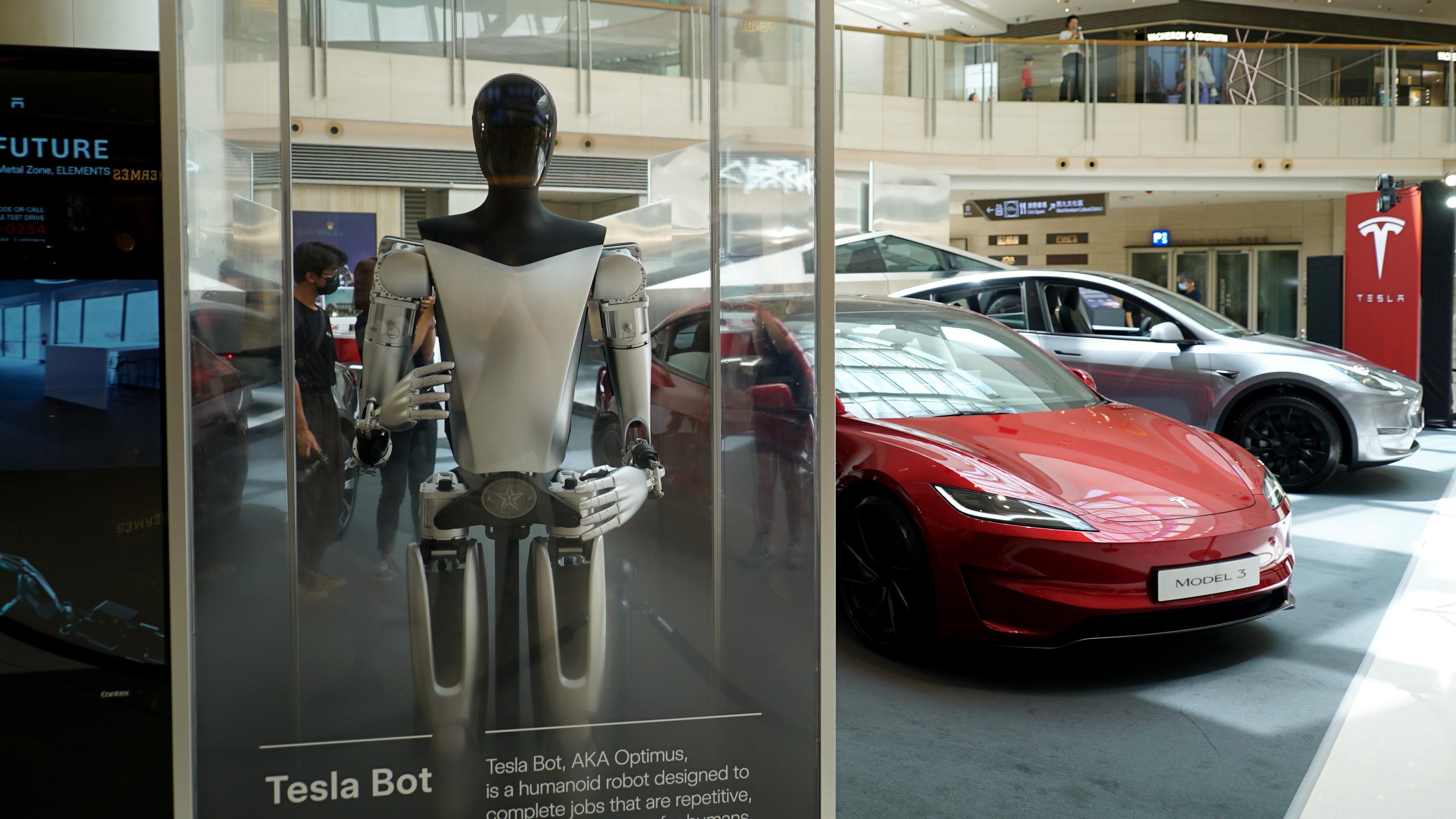 Tesla Optimus機械人首度來港展出　同場有Cybertruck、 Model 3及Model Y最新色系
