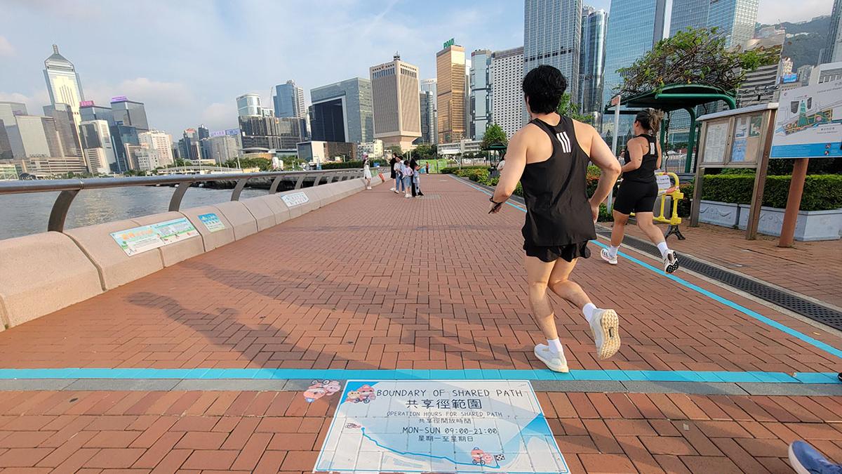 中環至灣仔段海濱共享徑試驗計劃周四起進入次階段，市民續可騎單車。(資料圖片／鍾式明攝)