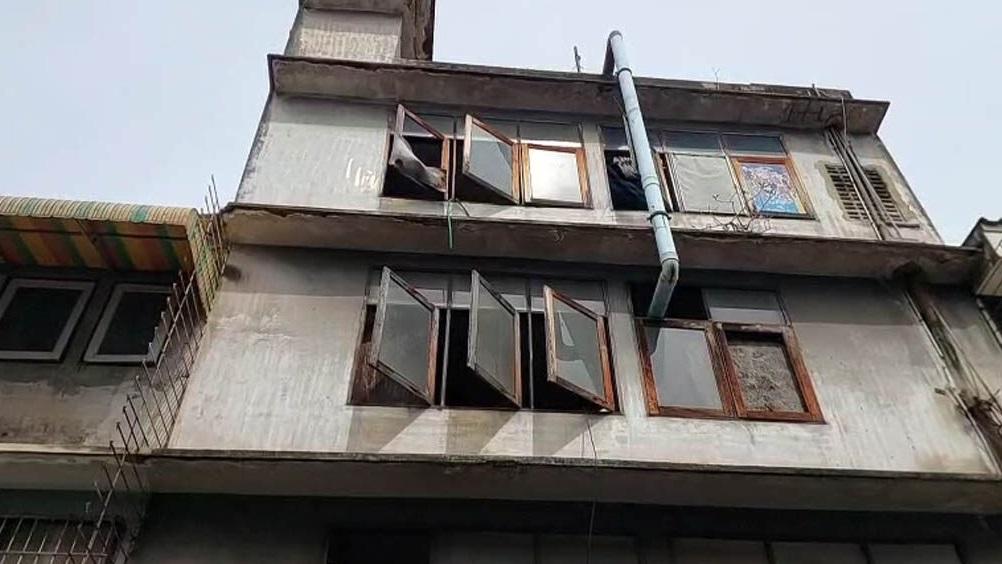 死者5樓住處的窗口沒裝上窗花。(互聯網)