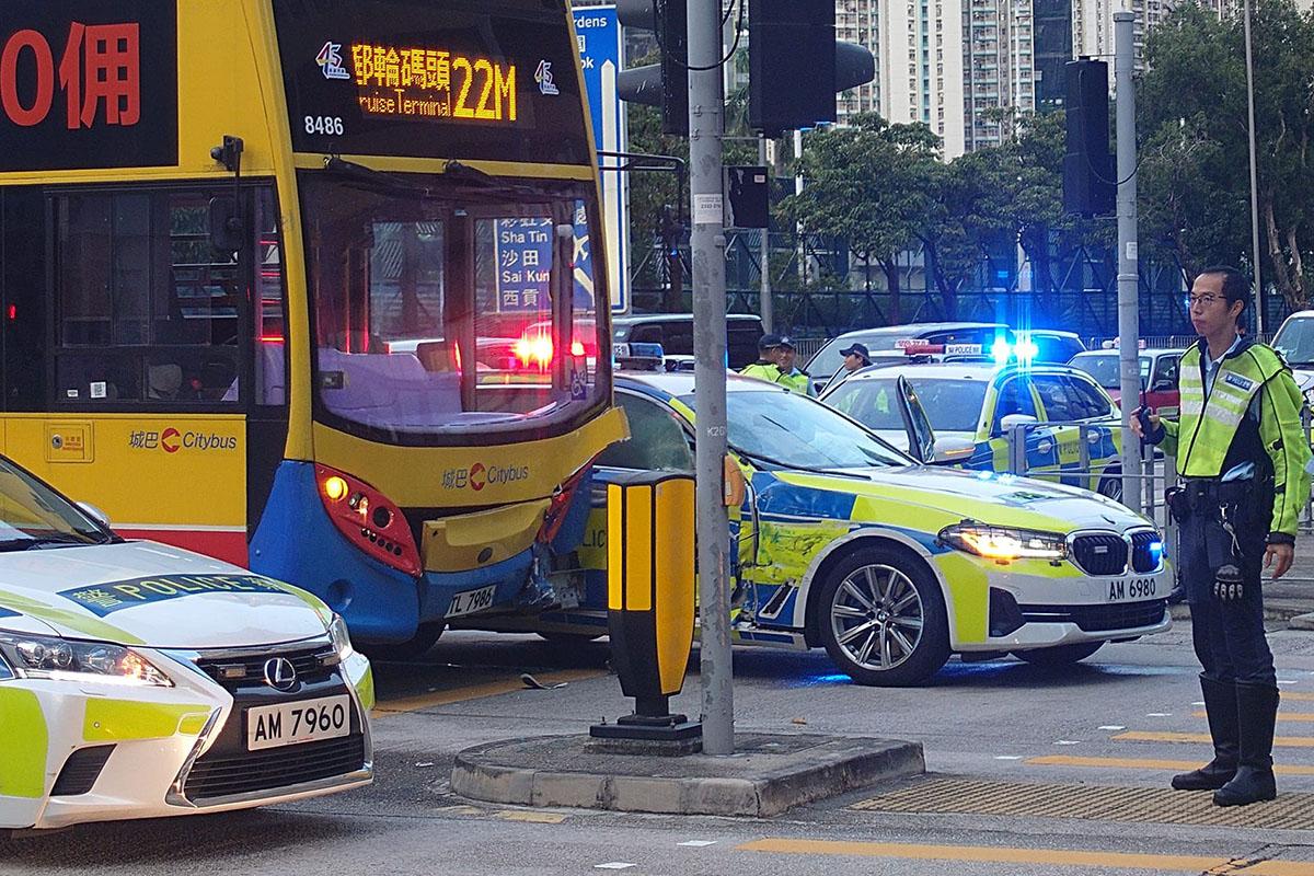 一輛警車與城巴在九龍灣相撞。(FB網民Sze Long Mak)