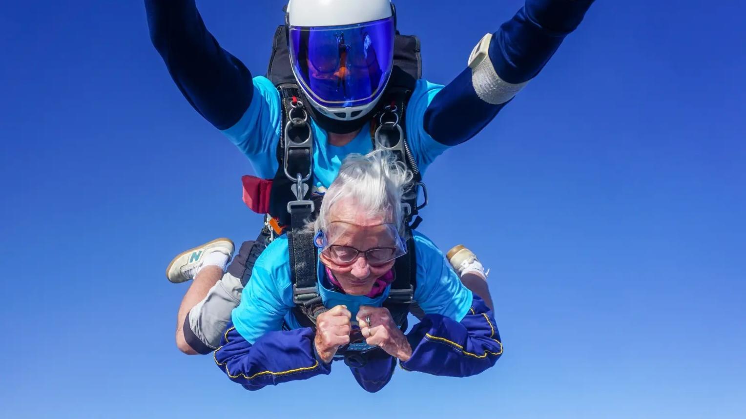 貝利(Manette Baillie)以102歲高齡跳傘慶生，刷新英國年紀最大跳傘員的紀錄。(互聯網)
