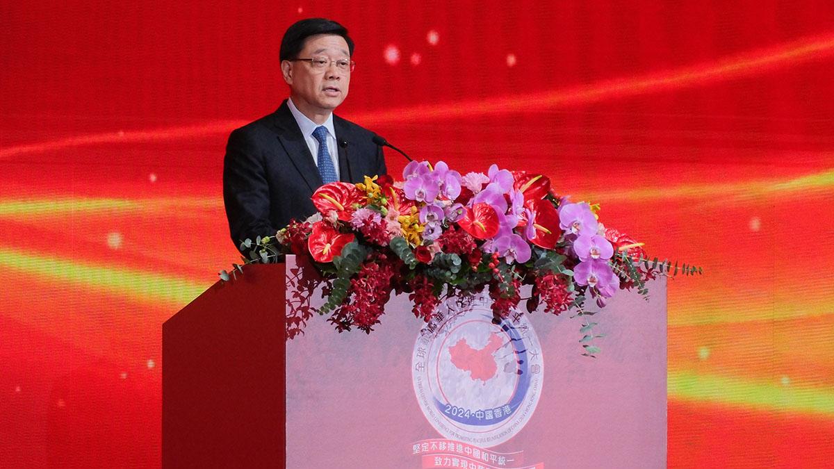 李家超表示，「一國兩制」可解決歷史問題、促進世界和平。(中通社)