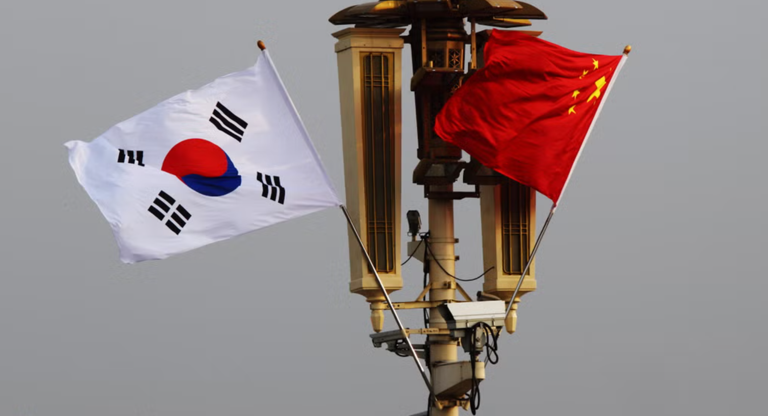 南韓國防部逮捕起訴一名49歲情報司令部軍務員，涉嫌多次收錢，2017年起向疑似中國情報機關特工洩露軍事機密，換取合共1.62億韓元（約94萬港元）報酬。（路透社資料圖片）