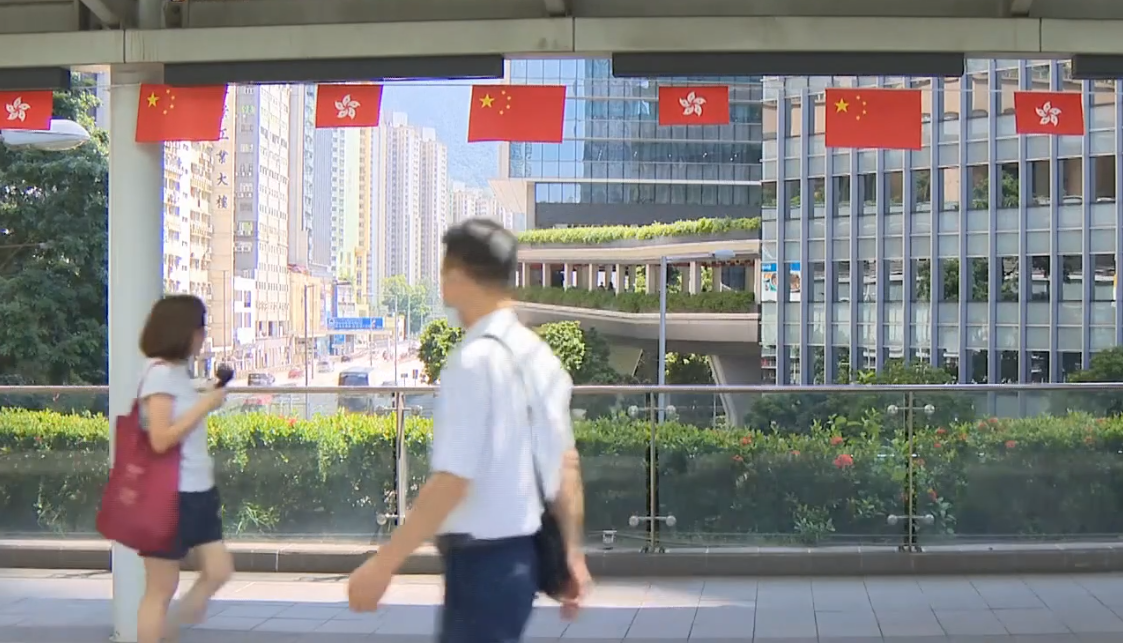 市民發現在新蒲崗橫跨太子道東、連接Mikiki商場的行人天橋上，所掛國旗和區旗在上周颱風摩羯吹襲後不少出現破損，路政署回覆傳媒稱已經完成更換。(有線新聞畫面)