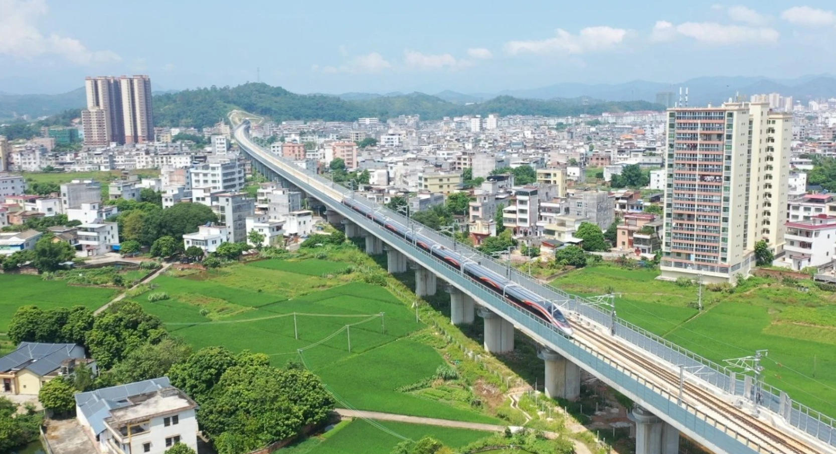 梅州西站至龍川西、廣州東及深圳北站間最快時間只需29分鐘、1小時47分、1小時36分，為粵東老區加速融入粵港澳大灣區注入新動能。(網上圖片)