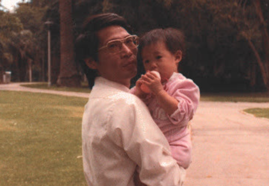 美國國務院表示，自2006年起被中國關押的美籍華裔牧師林大衛(David Lin)已獲釋返美與家人團聚。圖為林大衛於1984年與女兒合照。(Politico)