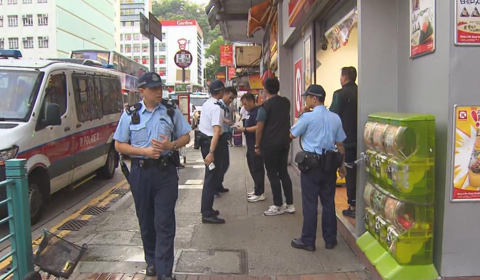 深水埗福榮街128號OK便利店內，一名30歲至50歲中國籍男子趁職員點算現金時闖入，搶去店員手中約一千元現金並立即逃去。(無綫新聞畫面)