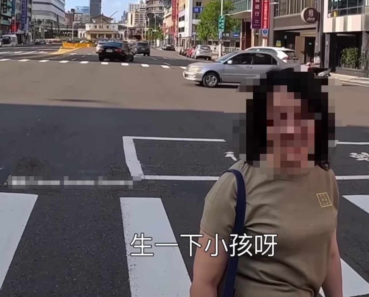 高雄一名電單車男車手等紅燈時，忽然被一名過馬路的中年婦人搭訕，問他「要不要認識一下」，甚至還問「要不要生小孩」(影片截圖)
