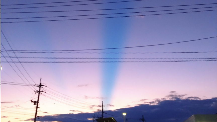 日本鳥取天空突現神秘「藍色光束」　網民紛紛猜測是不明飛行物