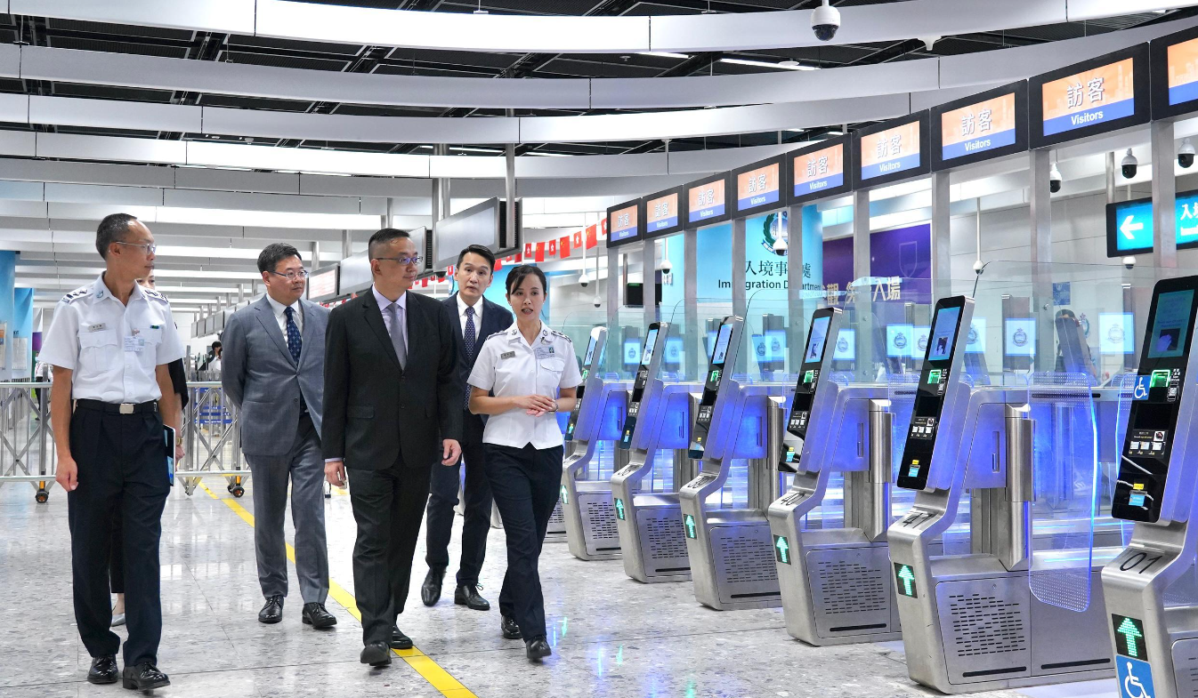 入境事務處處長郭俊峯到訪高鐵西九龍管制站，視察部門應對國慶日假期出入境人流的準備工作。(政府新聞處)