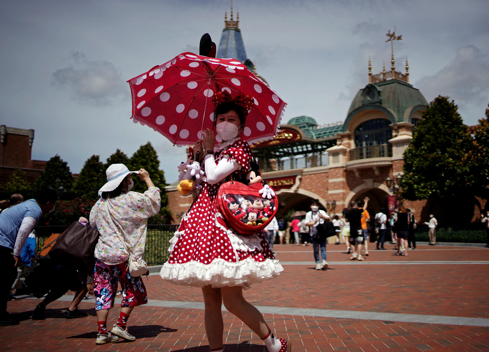 為打擊「黃牛」保障遊客權益，上海迪士尼樂園公布，將在今年年底前正式推行全新實名制購票政策，嚴格實行「一人一證一票」。(路透社資料圖片)