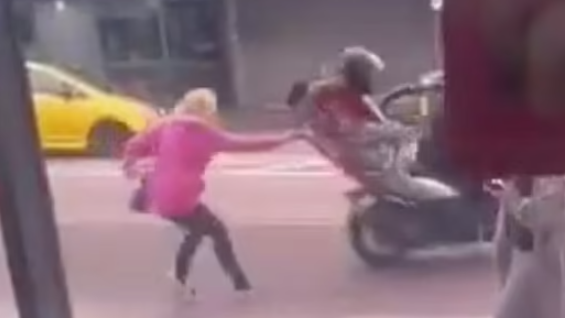 英國治安｜兩賊強搶電動單車 遭神勇婦人一手扯落車 大快人心(有片)