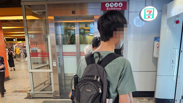 網上熱話｜港媽推BB車不滿青年港鐵站「爭𨋢」 拍照公審反被圍剿