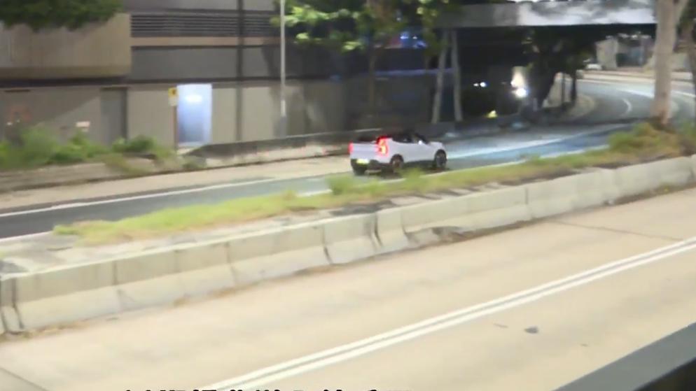 長沙灣爆水管路陷，涉事路段已全線解封。(電視截圖)