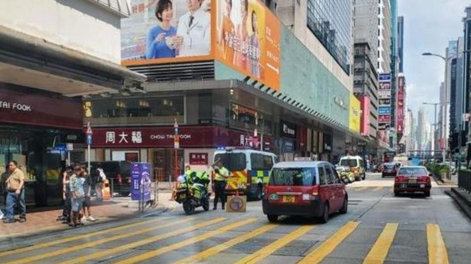 旺角過路中年婦捱客貨車撞，留醫5日終不治。(馬路的事 (即時交通資訊台) @FB)