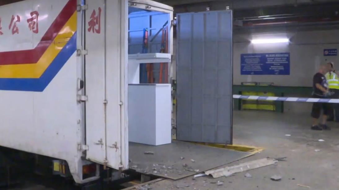 灣仔會展天花塌石屎，擊中男工人受傷送院。(電視截圖)