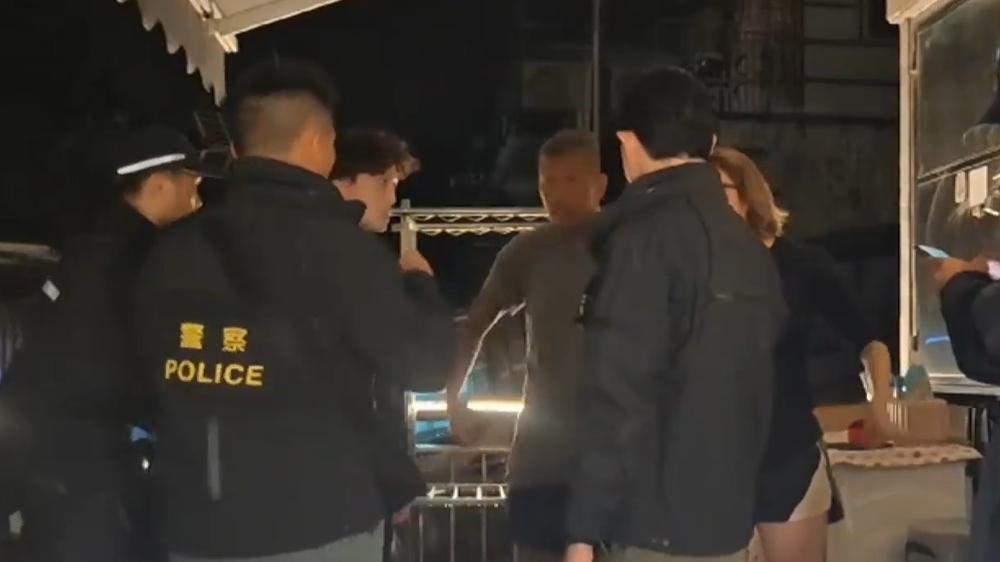 5刀匪趁風打劫闖大埔村屋，掠逾100萬元手袋及勞力士等財物。(電視截圖)