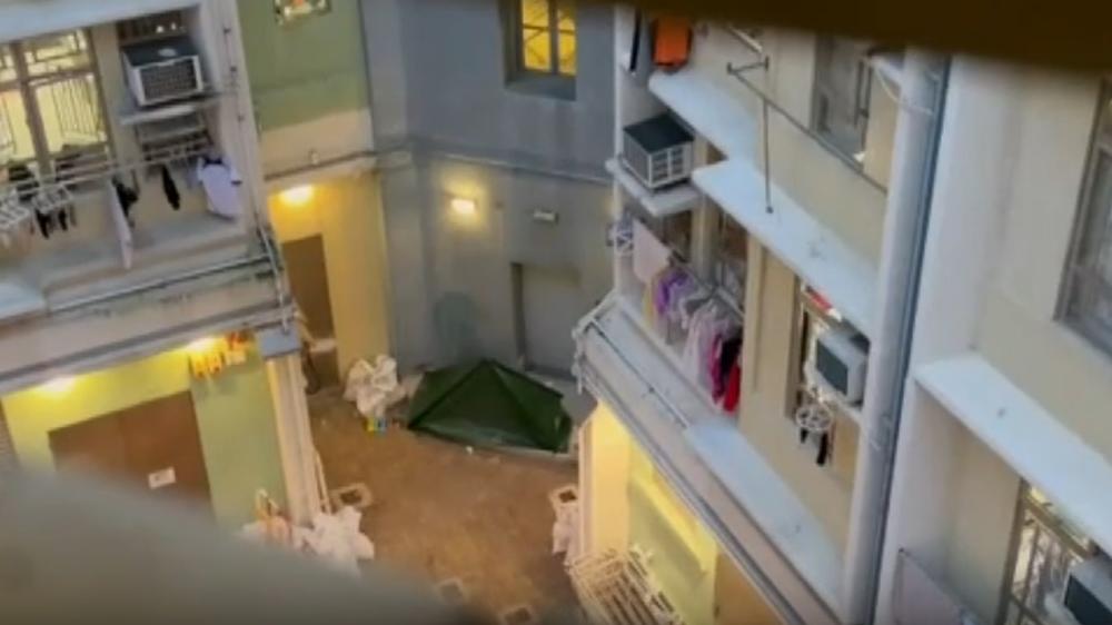 東涌4歲非華裔男童墮樓亡，母涉疏忽照顧兒童被捕。(電視截圖)