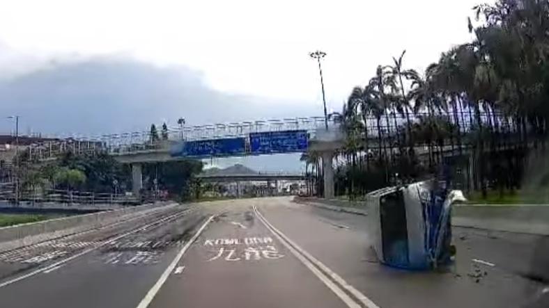 灣仔告士打道客貨車翻側，司機一度被困由消防救出。(香港突發事故報料區(新版)@FB)
