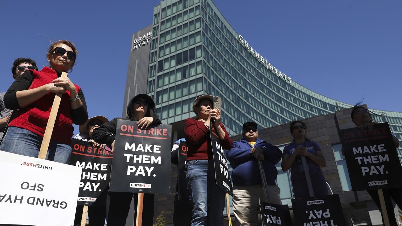 美國8城市萬名酒店員工罷工，據指有遊客check in無人理。(AP)