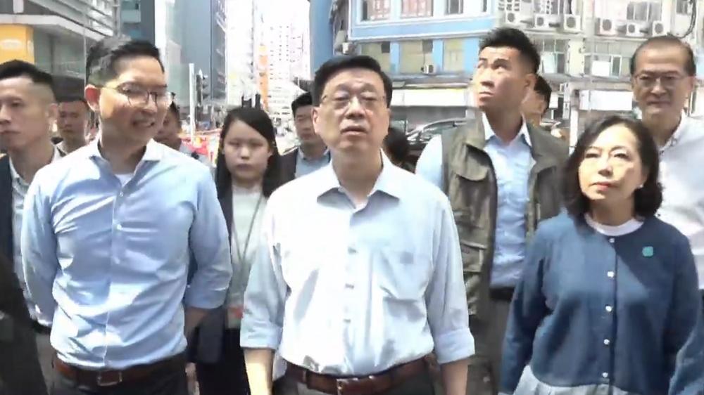 李家超就施政報告2024到黃大仙視察，參觀社區藥房，與市民交流。(電視截圖)