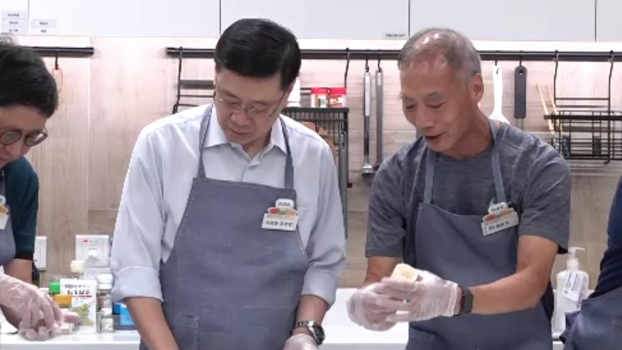 李家超落區進行施政報告2024地區諮詢，到康健中心與長者整月餅。(RTHK)