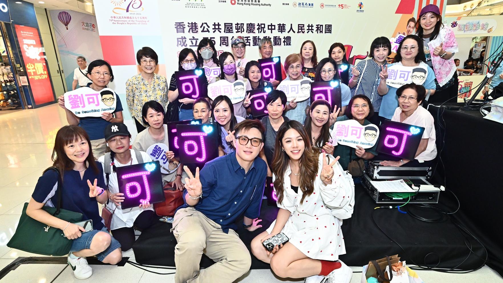 劉可、林思彤，與fans零距離接觸，更一起合照。