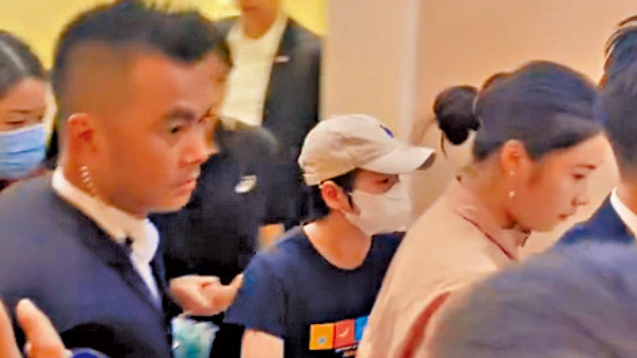 遭男女老幼粉絲猛追躲入女廁 全紅嬋疑受驚嚇到喊