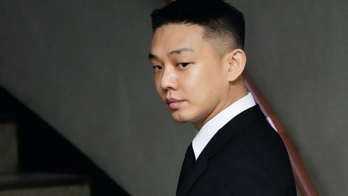 劉亞仁吸毒案判入獄一年 進庭後露詭異微笑