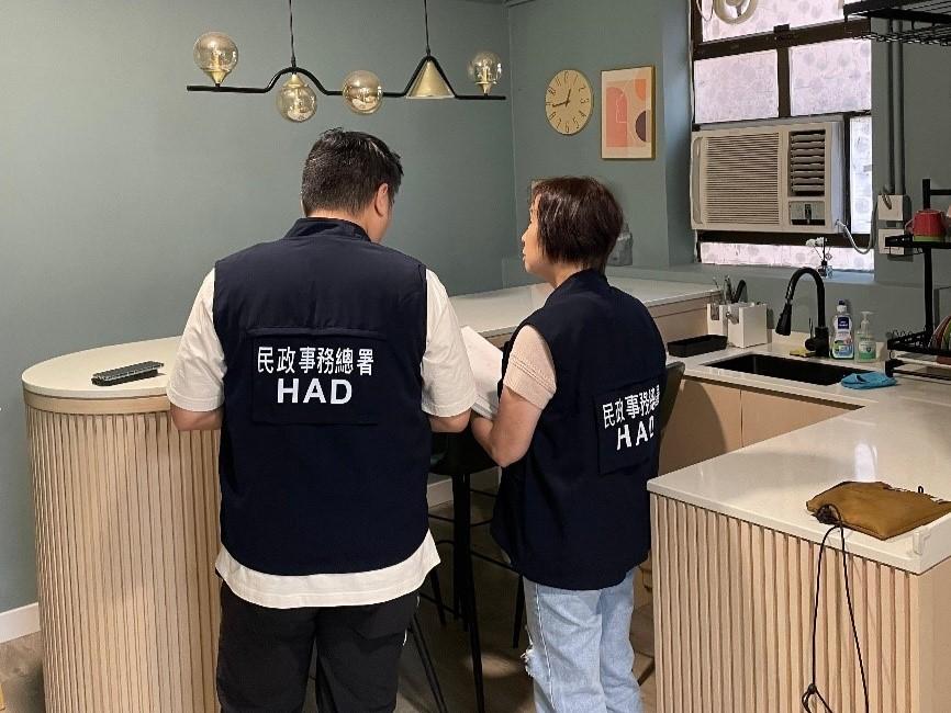 民政事務總署轄下牌照事務處（牌照處）於九月二十四日至二十六日展開執法行動，在旅客住宿的熱門地點油尖旺區突擊巡查懷疑無牌經營的賓館。圖示牌照處執法人員在一間懷疑無牌賓館搜集證據。(政府新聞處)