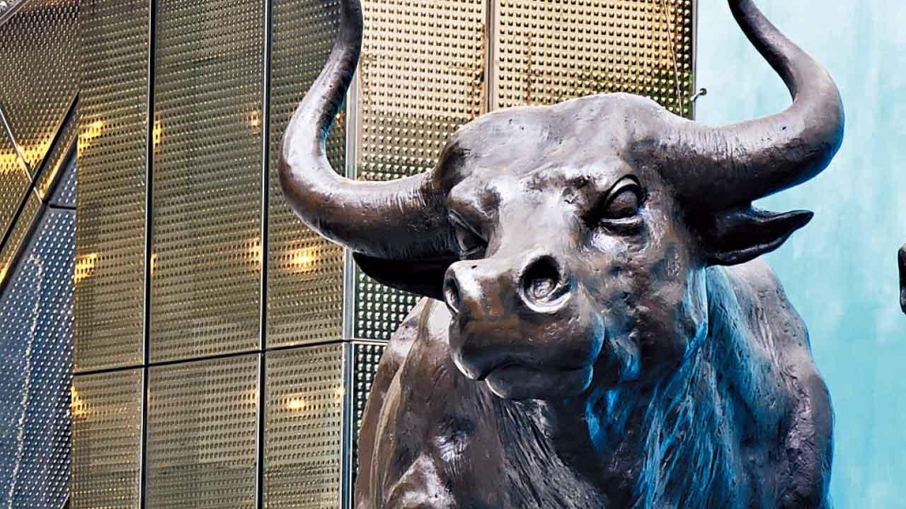 外圍陰霾密布，擋不住中港佛光初現