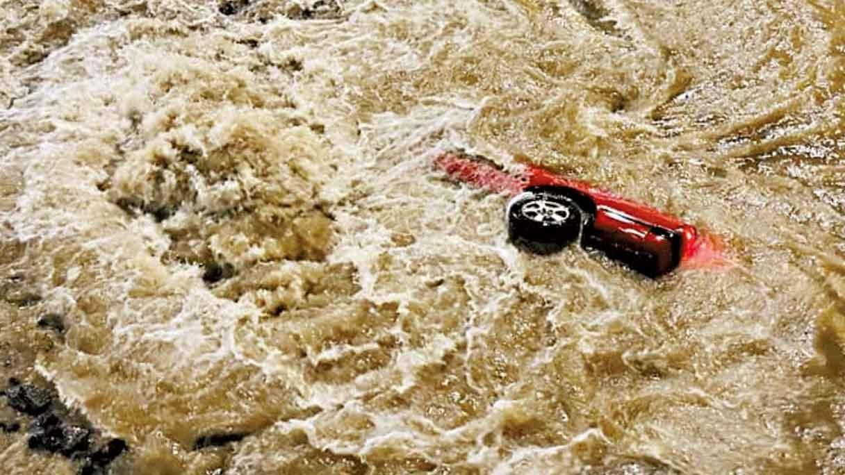 長沙灣爆水管路陷 駛經的士墮坑遭水淹 司機乘客幸脫險