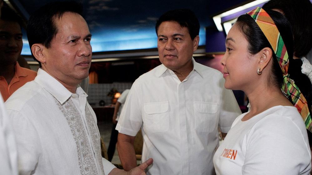 被捕的菲律賓牧師奎博洛伊（左）。(路透社)