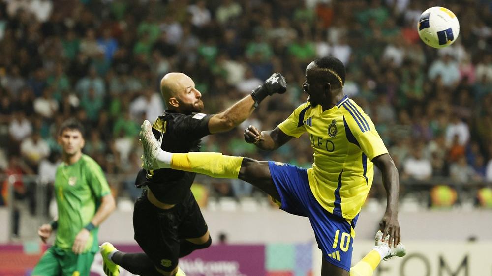 艾納斯的沙迪奧文尼攻門被門將快一步。(路透社)