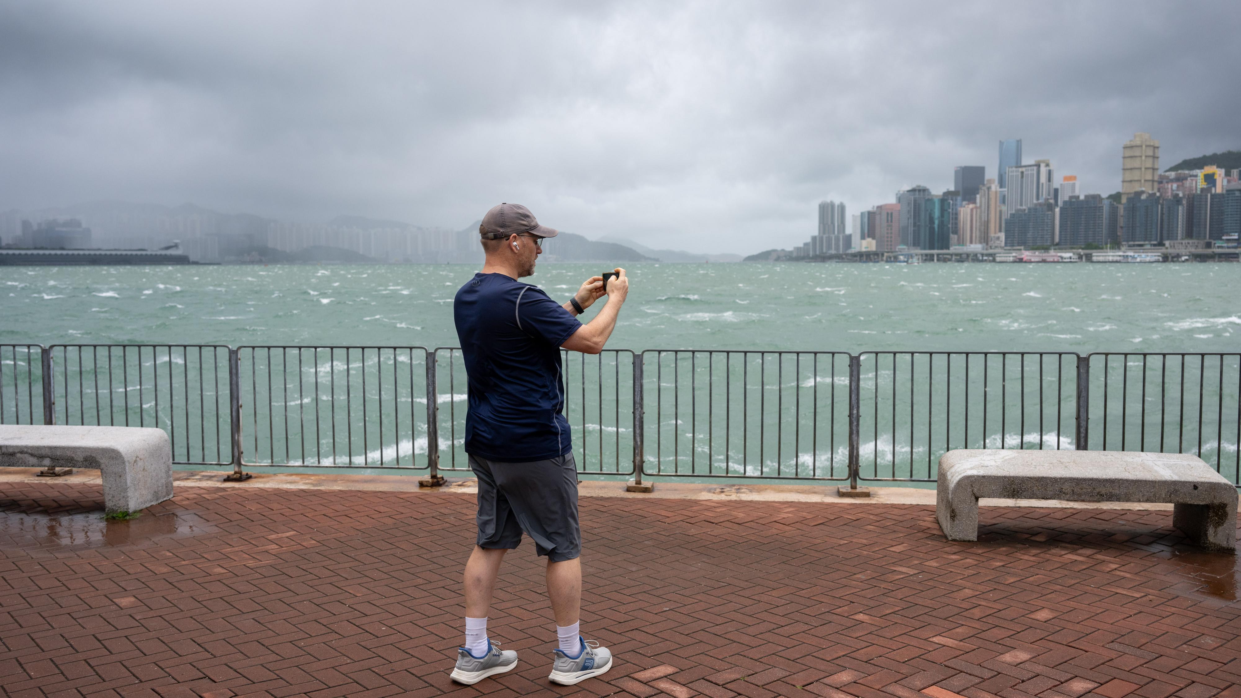 無受惡劣天氣影響 香港照常開市