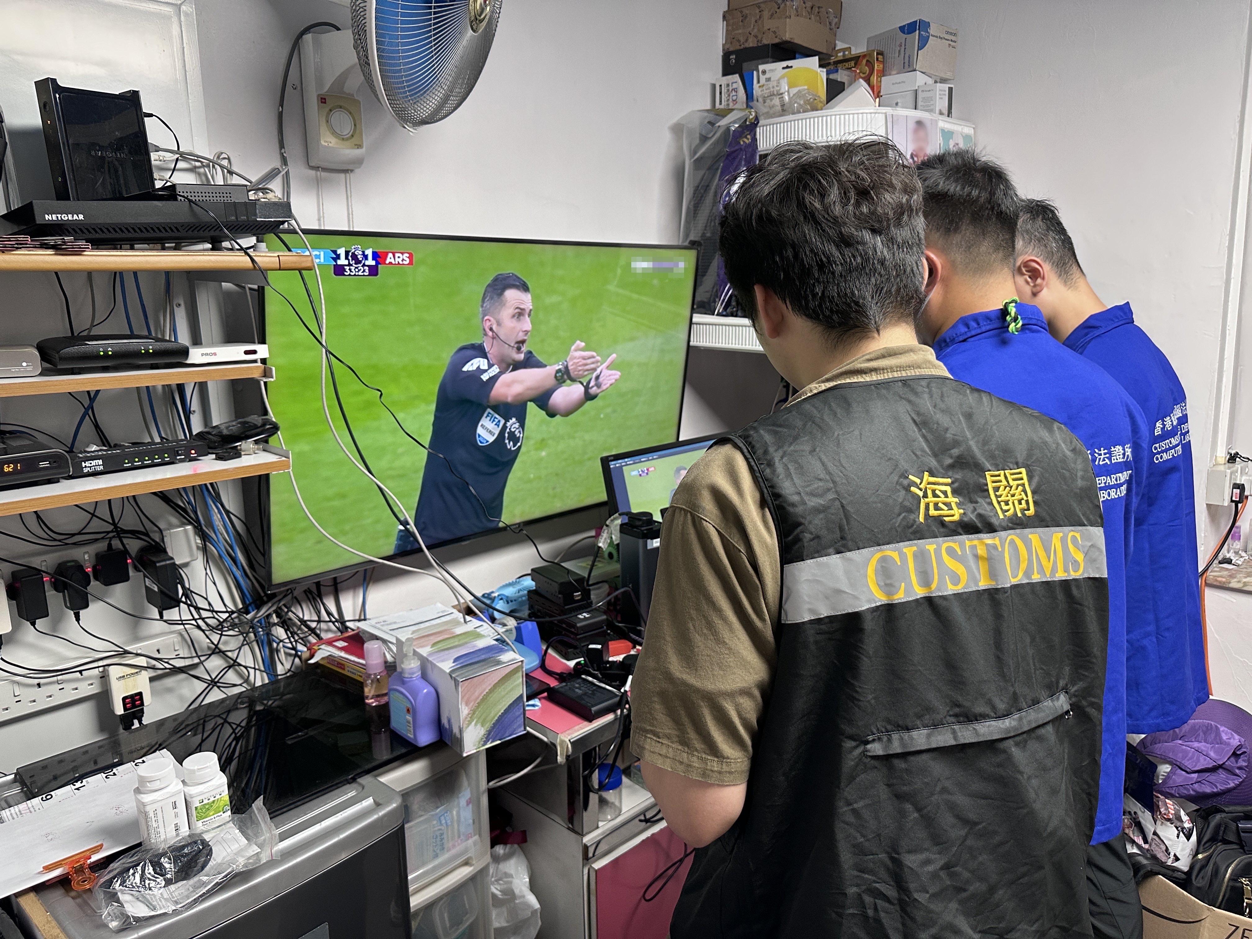 海關日前採取行動拘捕兩人，涉嫌非法轉播英超賽事。(海關圖片)