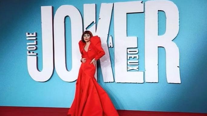 Lady Gaga出席《小丑：雙瘋》首映 羅浮宮IG改小丑女頭像