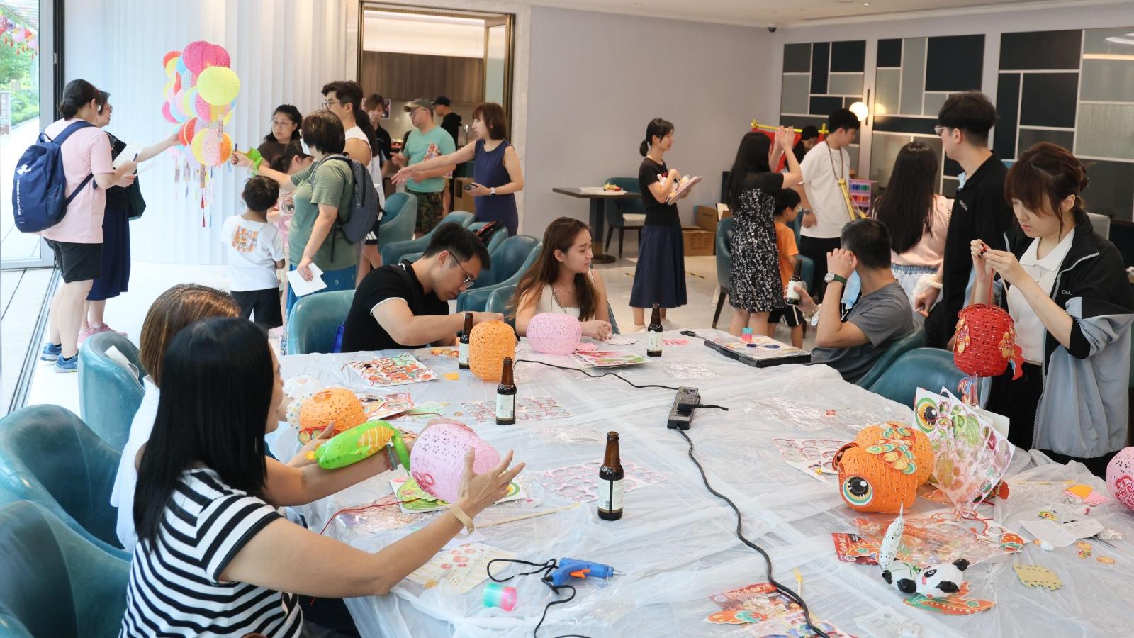 會德豐於KOKO HILLS會所舉辦工作坊 與社企「銀杏館」製作冰皮月餅