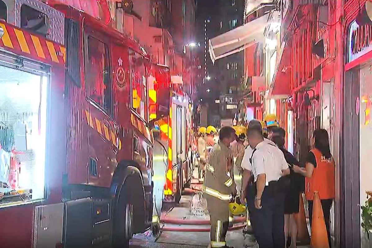 消防員在現場開喉灌救。(電視截圖)