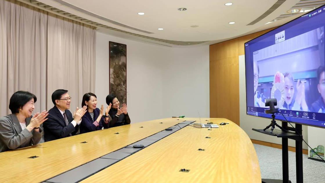 巴黎殘奧｜李家超致電祝賀龍子健奪金