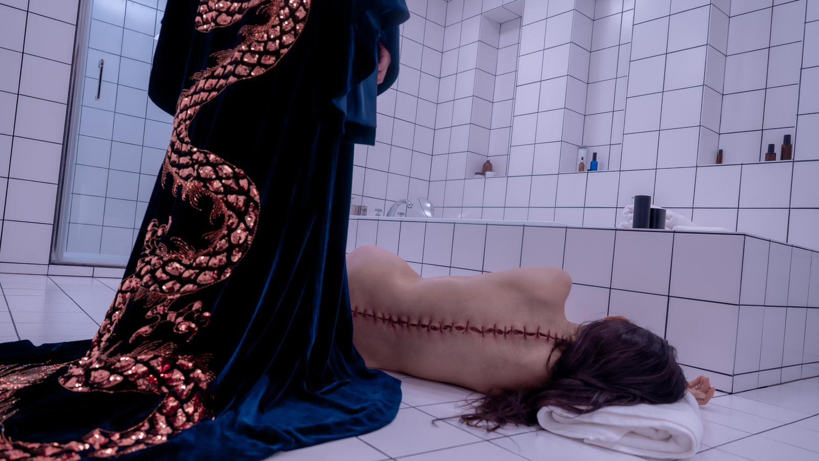 狄美摩亞半裸倒臥浴室 《完美物質》驚嚇版海報戲院被禁 