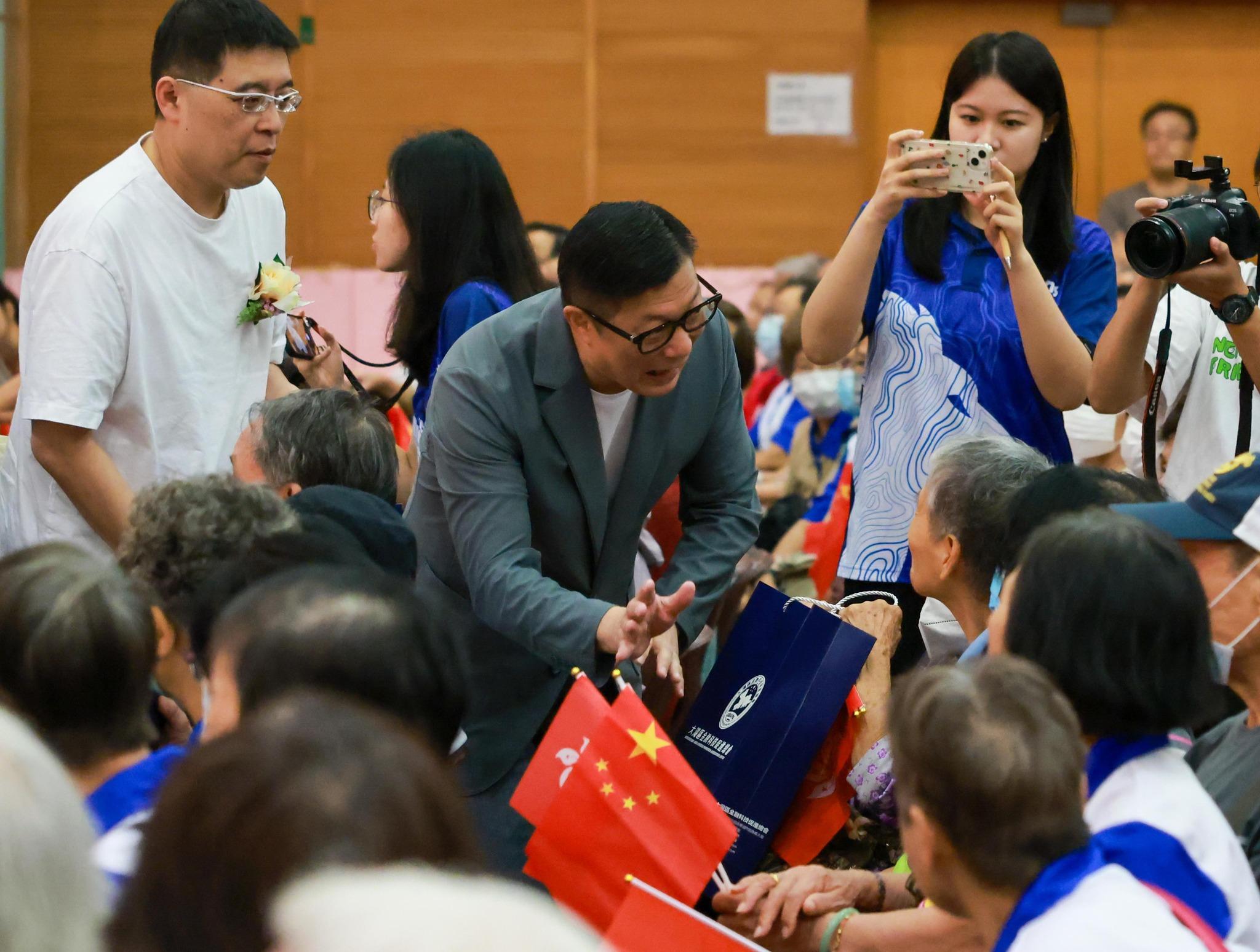 鄧炳強攜家帶眷派月餅 訪基層了解生活所需︱Ray Online (fb鄧炳強 Tang Ping Keung圖片)