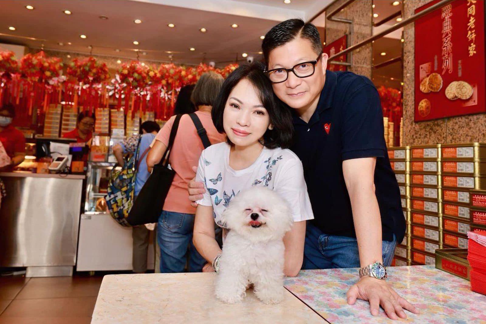 鄧炳強及太太帶愛犬到元朗燈籠街打卡　指「Lulu」首次出遠門興奮莫名｜Ray Online