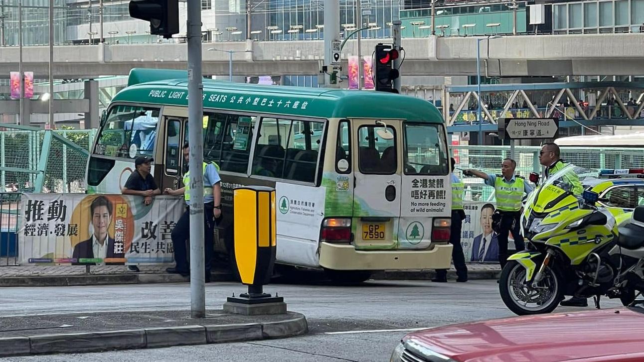 觀塘康寧道綠Van剷上行人路 撞毀鐵欄。（fb「車cam L（香港群組）」圖片）